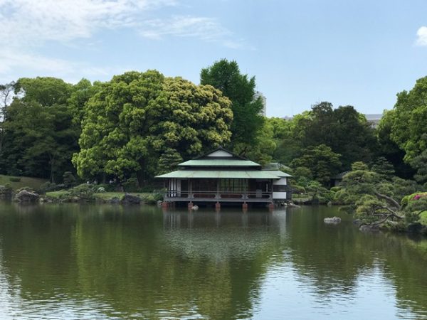 Metropolitan Gardens : 東京都故園, Japanese Culture, Tea house over a small lake with trees in the background.