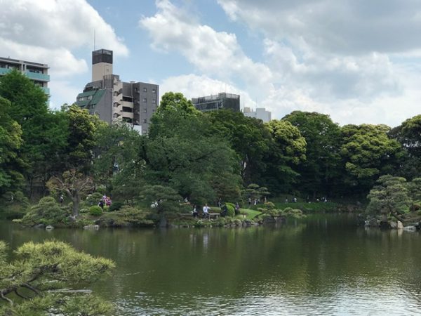 Metropolitan Gardens : 東京都故園, Japanese Culture, Lake with islets surrounded by trees ad tall buildings in the middle of Tokyo’s ShitaMachi, Koto ward, Tokyo, Kiyosumi gardens.