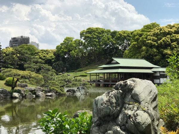 Metropolitan Gardens : 東京都故園, Japanese Culture, A Kiyosumi gardens are the large tea house built over the small lake, islets, many large green trees.