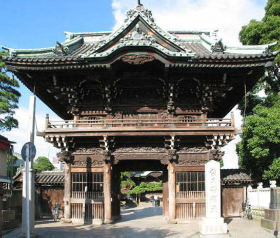 Japanese Culture, Tokyo Metropolitan Gardens, Sui-kei-en Garden has a giant two story wooden ornately carved temple gate house in Japan.