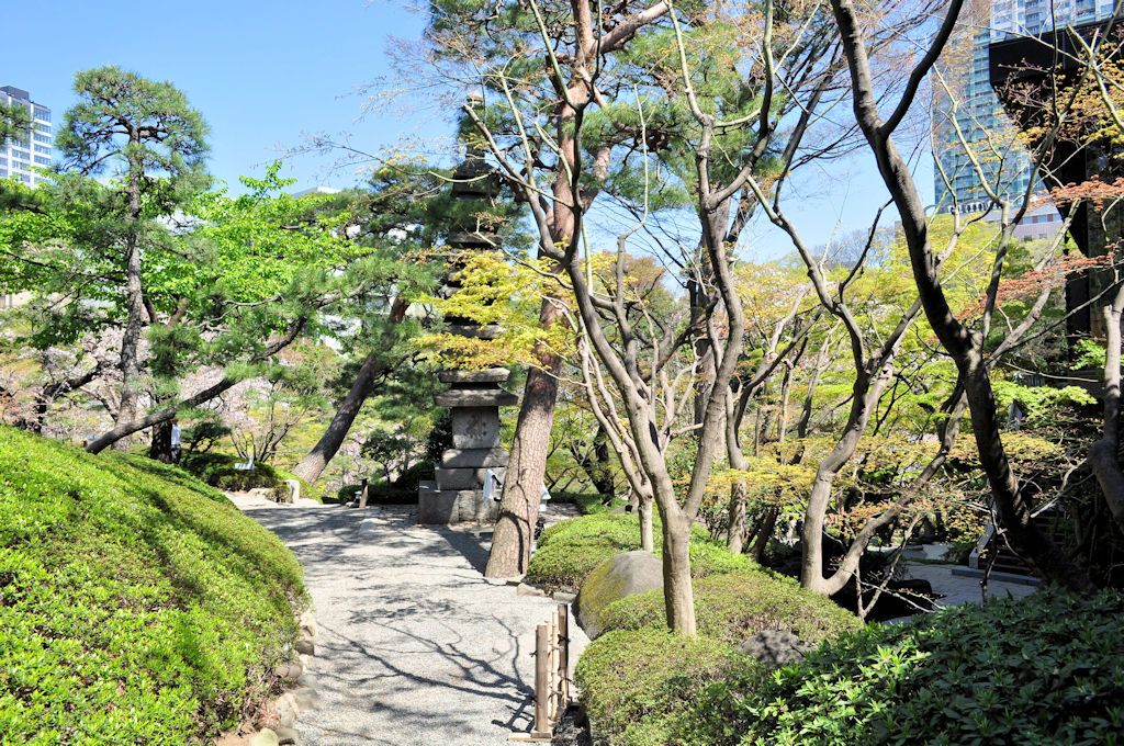 The Shirokanedai hills in Happo-en garden.