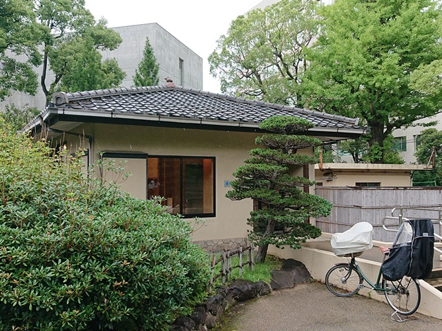 A view of the rest house at Kyu-Yasuda Garden with the Japanese Sword Museum in the background.