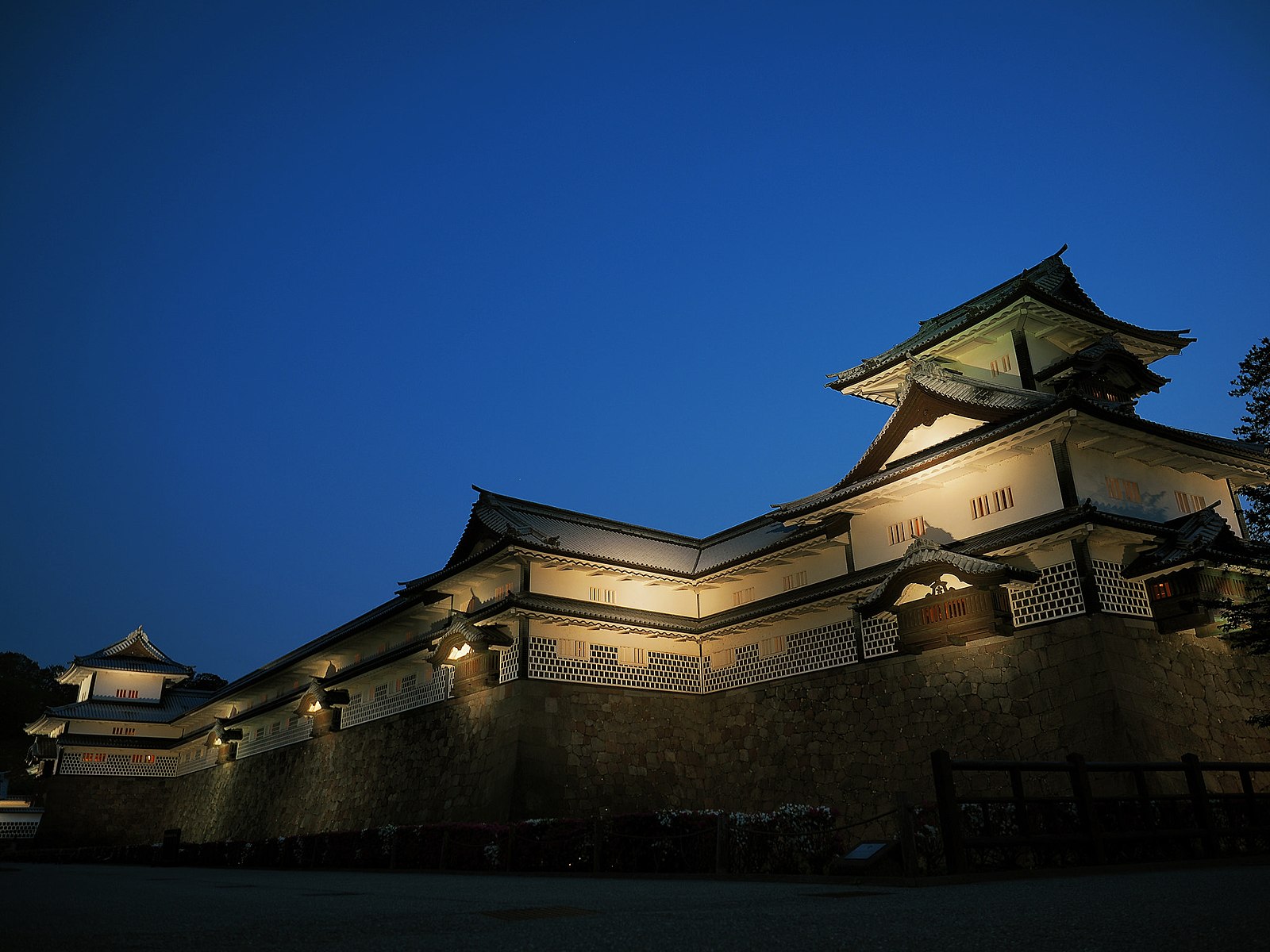 A Japanese castle at near night. From Wikimedia Commons.