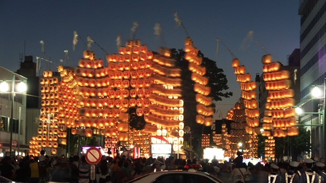 Akita Kantō Festival, Japanese CultureA large night parade where huge lantern ornaments are held by single marchers.