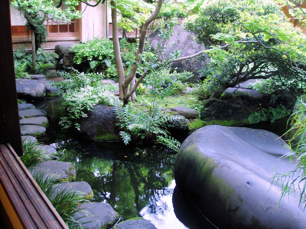 The Asakura Museum Courtyard is a small scale traditional Japanese garden completely enclosed by buildings.